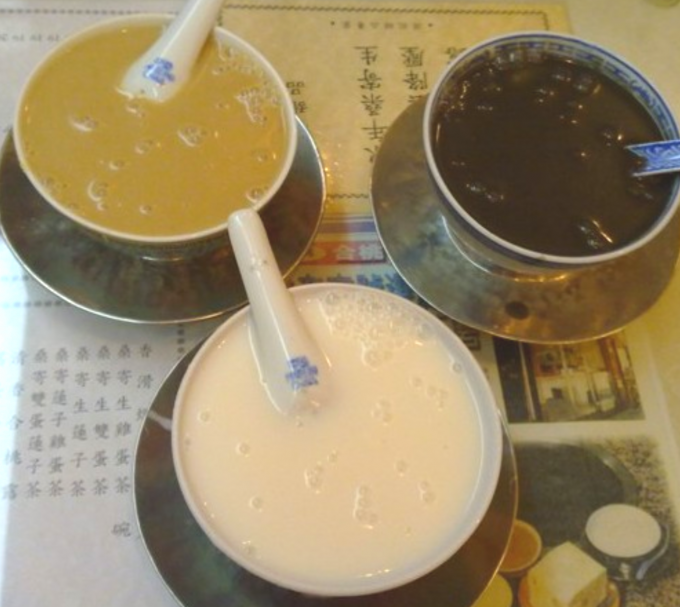 香港スイーツ糖水のゴマ汁粉と栗のお汁粉とアーモンドのお汁粉